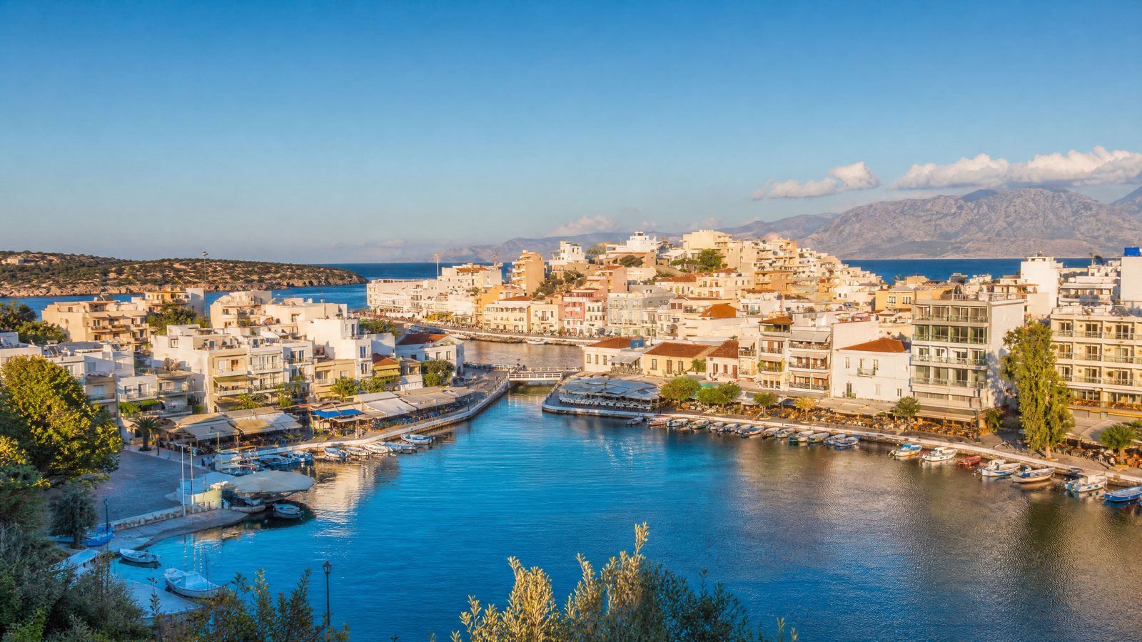 Lake Voulismeni and harbour views in Agios Nikolaos